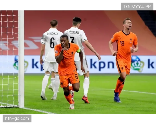 “特写镜头：进球后，西汉姆联定位球主将普劳斯跑向战术板前的教练莫耶斯”